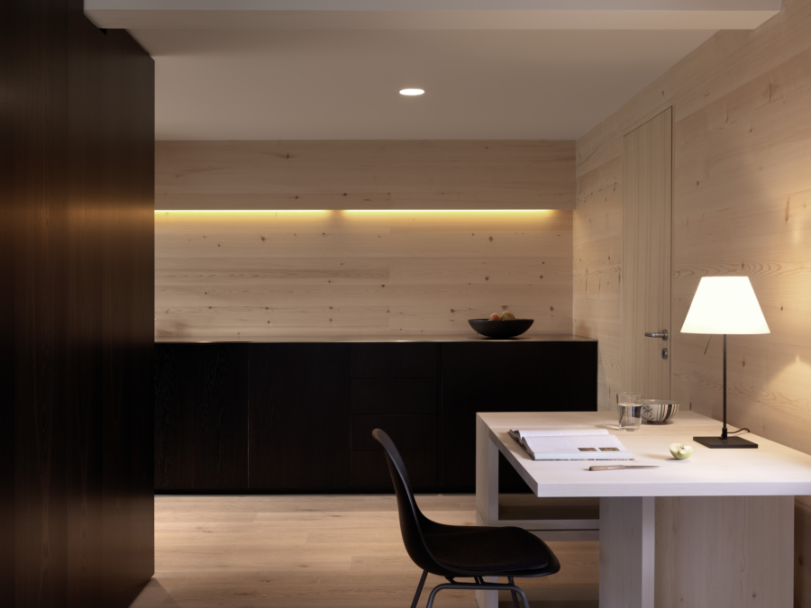 A04 Innenarchitektur Moebeldesign Moebel Basel Homeoffice Chalet Umbau Kueche Kuechenbau Monolith schwarz Costanzina Lichtband Holzbau