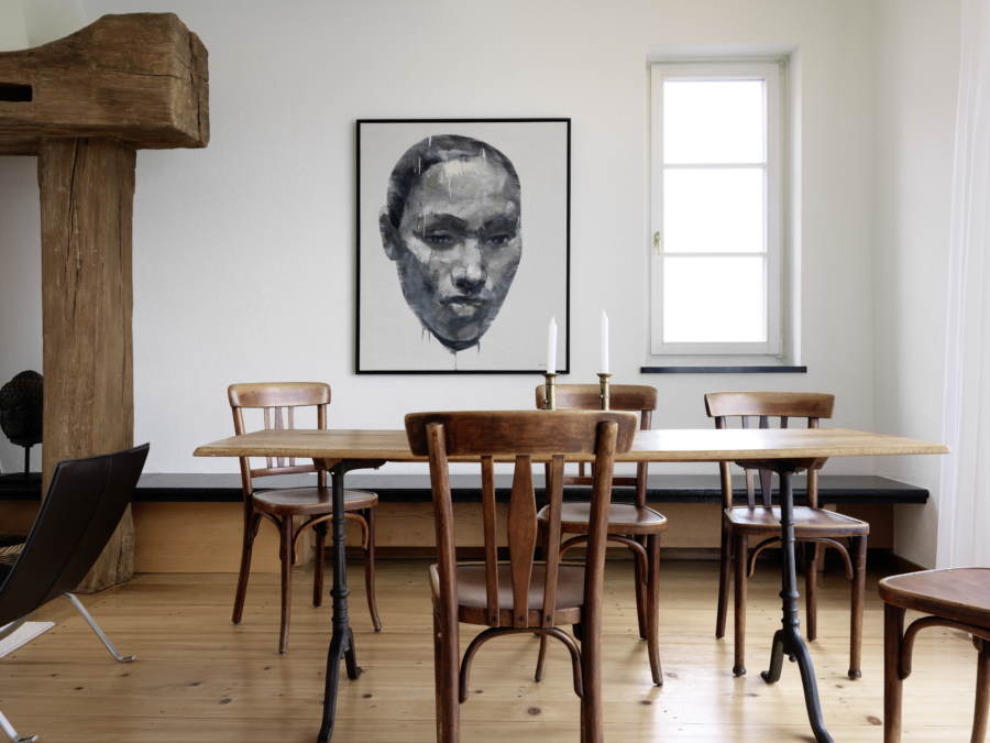 A04 moebel wohnen am rhein esstisch bistrostuehle kunst innenarchiitektur basel